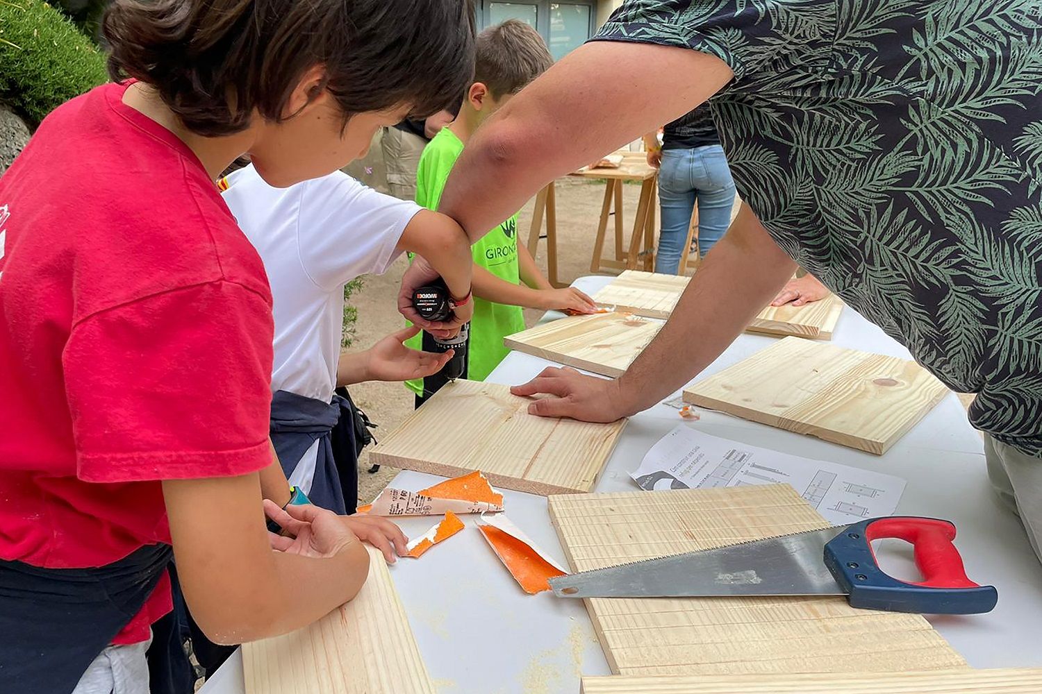 Construcció de refugis per ratpenats Construcció de refugis per ratpenats